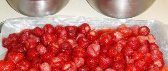 Спелые ягоды клубники перебрать и помыть