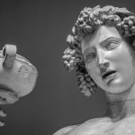 статуя греческого бога виноделия Диониса